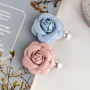 Eleganti fermagli per capelli a camelia con perle in tessuto rosa e blu su rivista