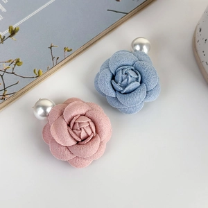 Eleganti fermagli per capelli a camelia in tessuto con perle bianche in camoscio blu e rosa