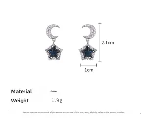 Detailansicht der Stern- und Mondohrringe in Silber mit blauem Zirkon und Maßen 2,1cm