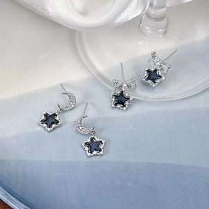 Ohrstecker mit dunkelblauen Sternen und Monden, glitzernden Diamanten und Schleifen