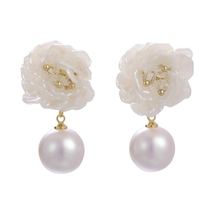 Orecchini a fiore di cristallo bianco con grandi perle e finitura in oro lucido