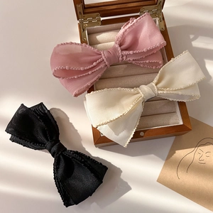 Lot de trois barrettes à nœuds en rose blanc et noir avec des bords perlés élégants
