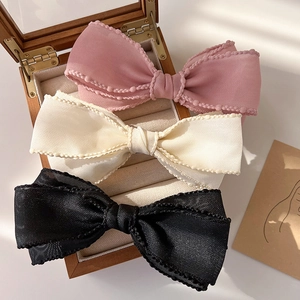 Barrette à Cheveux Nœud en Tissu Doux Fait à la Main Bordure de Perles Pince à Ressort Élégant Accessoire de Coiffure Beige pour Femmes Décoration de Fête