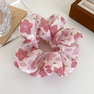 Dettaglio ravvicinato di elastico floreale in chiffon rosa con ricamo a cuore