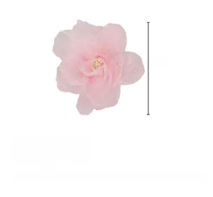 Detalle de cerca de la pinza para el pelo con flor de malla rosa de 9 cm y perlas