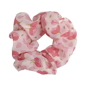 Elastico per capelli in chiffon rosa con stampa di fiori di ciliegio e design arricciato