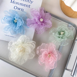 Set de horquillas de flores de organza en cinco colores suaves con perlas centrales