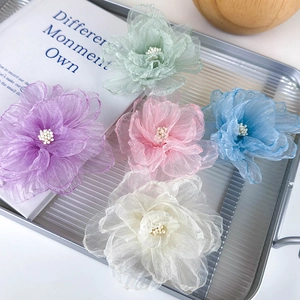Set de cinco horquillas para el pelo con flores de organza en varios colores pastel suaves