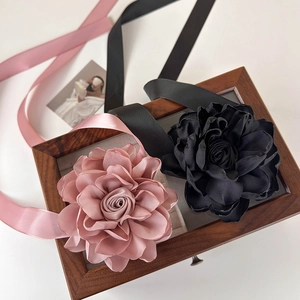 Choker fleur en tissu avec longs rubans de satin en rose et noir pour femme chic