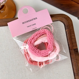 Vista dettagliata del set di elastici per capelli rosa in confezione regalo