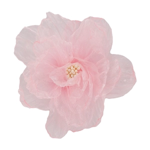 Pinza para el pelo con flor de gasa rosa y capas de tul con estambres blancos