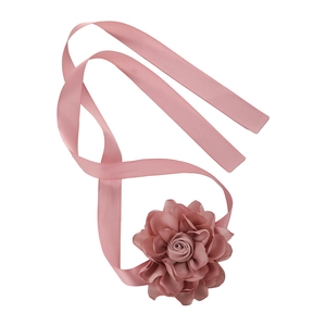 Choker à fleurs en tissu rose avec de longs rubans pour une coiffure de printemps élégante
