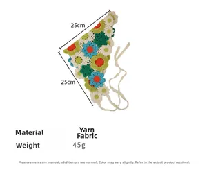 Dettaglio bandana a uncinetto con margherite, trama in maglia e dimensioni 25cm