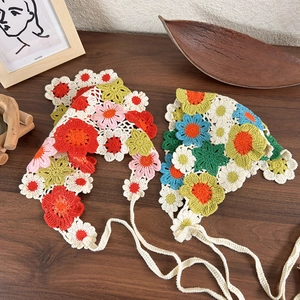 Bandana fatta a mano all'uncinetto con motivi a margherita e lacci intrecciati