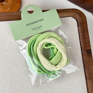 Dettaglio del set di elastici per capelli verdi con elastico arricciato e fasce elastiche