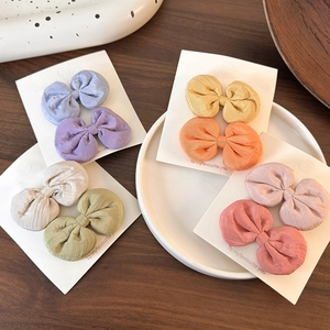 Charmant lot de barrettes à nœuds colorés pour enfants en tissu satiné texturé sur carte