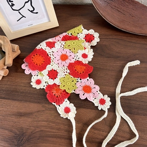Dettaglio di bandana all'uncinetto con margherite fatte a mano su un tavolo di legno