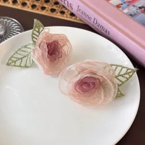 Boucles d'oreilles rose romantique en organza rose avec feuilles brodées et bord doré