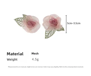Détail de boucles d'oreilles rose en organza avec feuilles vertes et dimensions 5,5cm 4,5g