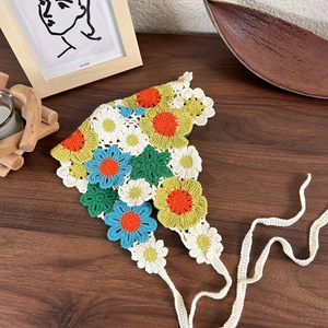 Dettaglio della trama all'uncinetto della bandana triangolare a fiori con margherite colorate