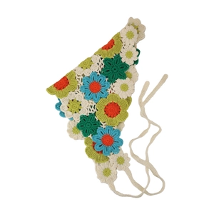 Foulard a triangolo all'uncinetto con margherite fatte a mano e lacci intrecciati