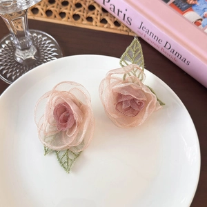 Boucles d'oreilles roses en résille avec pétales dégradés et feuilles en dentelle sur plateau