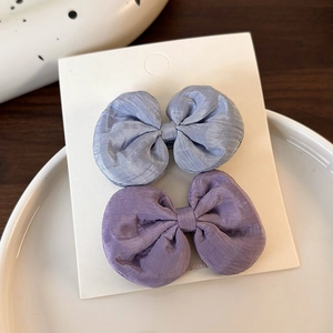 Détails de pinces à cheveux nœud en satin bleu brume et violet foncé sur support