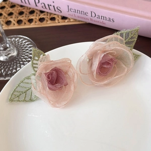 Boucles d'oreilles élégantes en tulle rose en forme de rose avec feuilles brodées vertes
