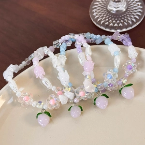 Ensemble de bracelets en perles faits main avec fleurs pastel et breloques pêche