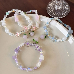 Bracelet perles fait main avec fleurs et breloques pêche aux tons pastel doux