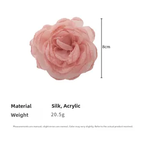 Détail de la pince à cheveux rose de 8cm en gaze de soie et acrylique au fini délicat