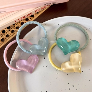 Lot de 4 élastiques à cheveux mignons en forme de cœur couleurs pastel sur assiette blanche
