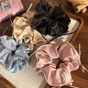 Set di eleganti elastici in raso con nastri in blu, beige, rosa e nero