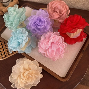 Pinces à cheveux fleurs en organza de 9cm en sept tons pastel pour un style de vacances