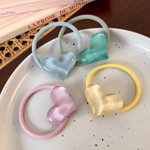 Lot de quatre élastiques à cheveux coeur pastel avec finition résine dans un bol blanc