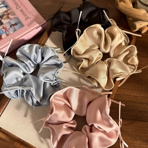 Set di quattro elastici in raso con nastri nei colori nero, oro, blu e rosa