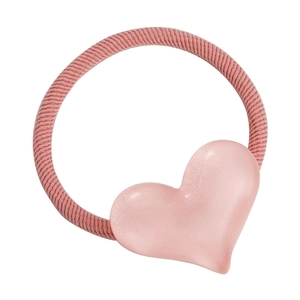Élastique à cheveux rose avec pendentif coeur en acrylique pailleté sur fond blanc