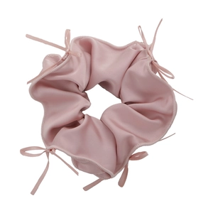 Scrunchie in raso rosa con bordi ondulati e dettagli con fiocchi stile balletto