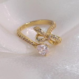 Vue détaillée d'une bague papillon dorée avec zircon en goutte et micro-pavage fin