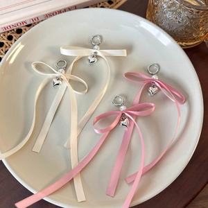 Orecchini a fiocco in nastro rosa e beige con perla e ciondolo a cuore in argento