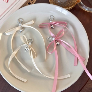 Orecchini a fiocco in nastro di seta rosa e bianco con perla e ciondolo a cuore retrò