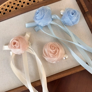 Pinces à cheveux élégantes avec roses en tulle, longs rubans de satin et perles délicates