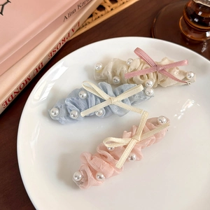 Lot de trois barrettes à nœuds en dentelle avec perles en rose, bleu et blanc crème
