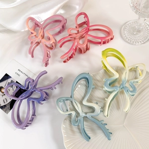 Lot de cinq pinces à cheveux papillon dégradées rose et bleu avec une finition brillante