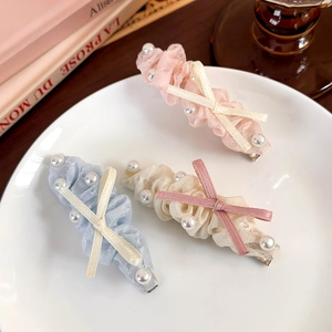 Lot de trois barrettes à nœuds en résille plissée et perles aux tons rose, bleu et crème