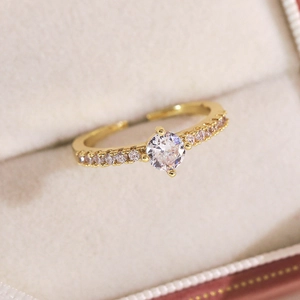 Détail macro d'une bague papillon dorée avec grand zircon et sertissage pavé de pierres