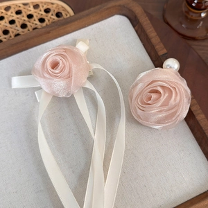 Lot de barrettes à fleurs roses en résille avec rubans élégants et perle sur plateau bois