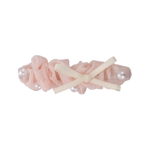 Pince à cheveux en tulle plissé rose avec nœud en ruban crème et perles blanches