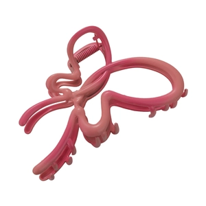 Pince à cheveux papillon rose avec finition mate et design évidé sur fond blanc