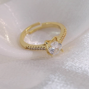 Détail de la bague papillon réglable sertie de zircone cubique sur fond de satin soyeux